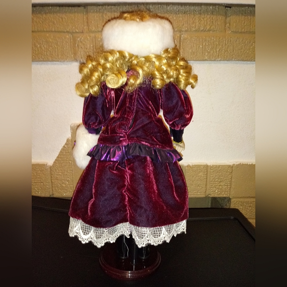 Camellia Garden porcelain doll - Picture 3 of 6